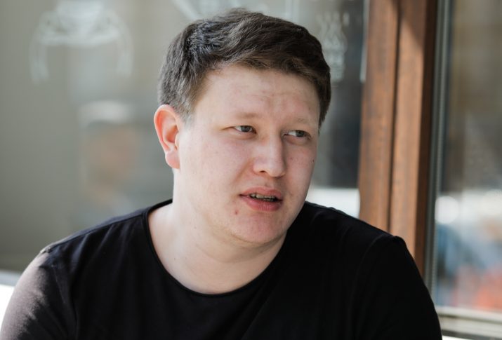 На прямой линии из Канн. Режиссер из Украины Нариман Алиев рассказал, как прошел показ его фильма «Evge»